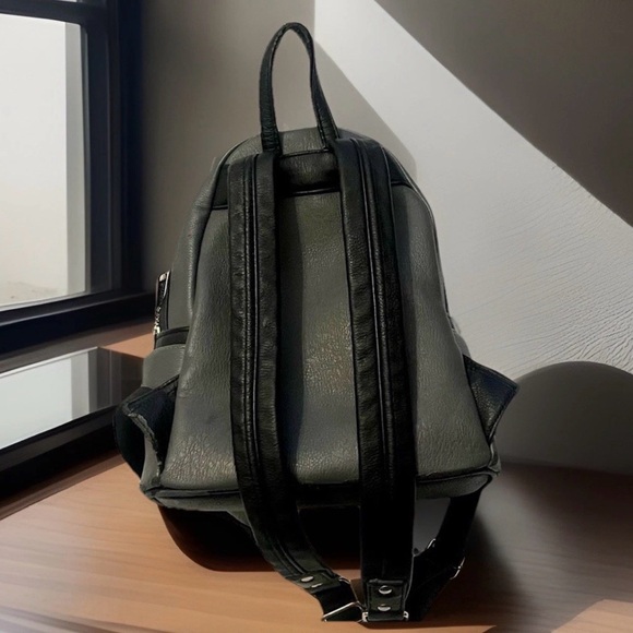 New Without Tags HARRY POTTER Gray Loungefly Hogwarts Gryffindor House Backpack - Picture 2 of 7